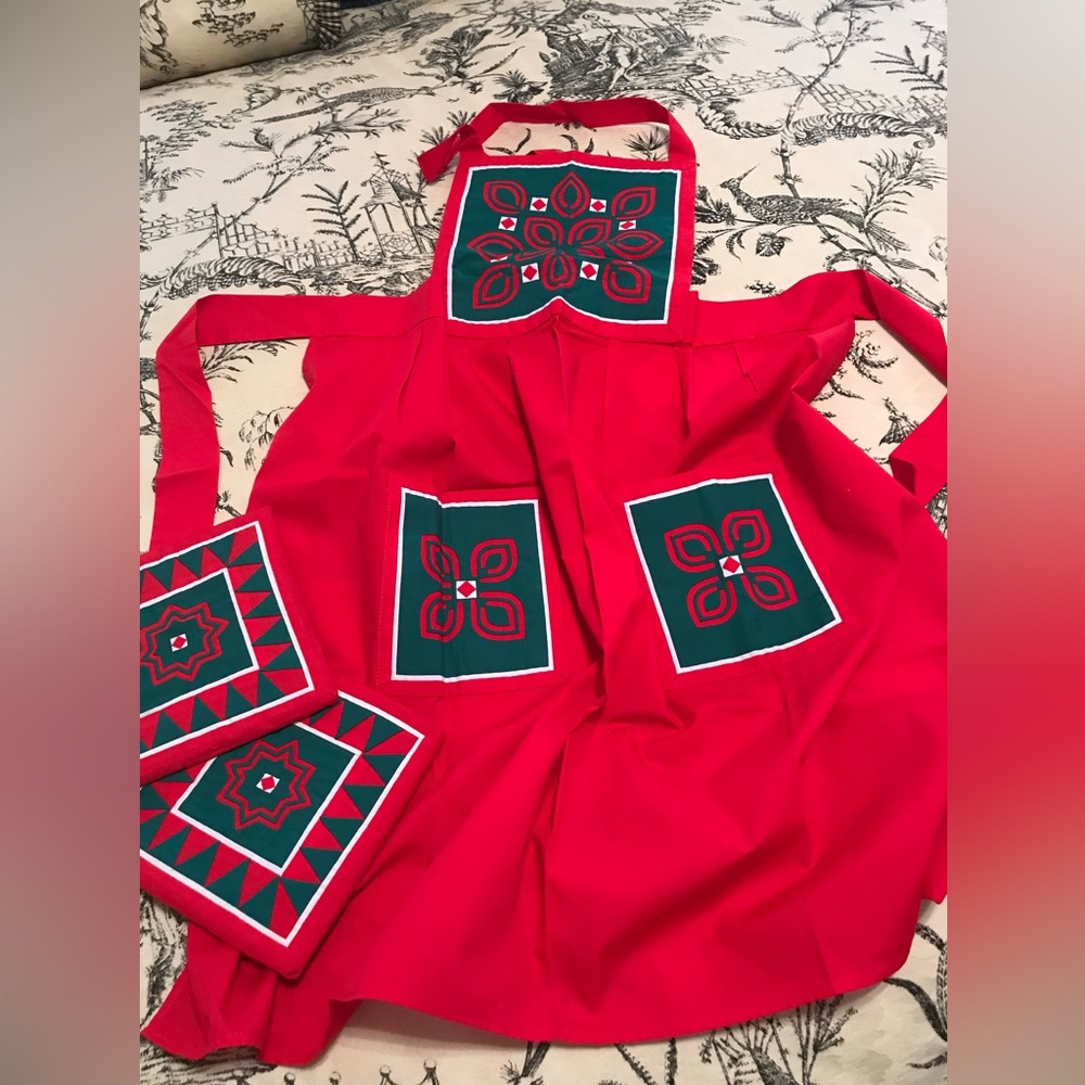 Holiday Apron with pair of Potholders